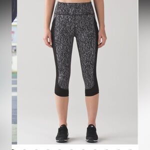 Lululemon Fit Physique Crop Luon Suited Jacquard Black White and Black Size 4